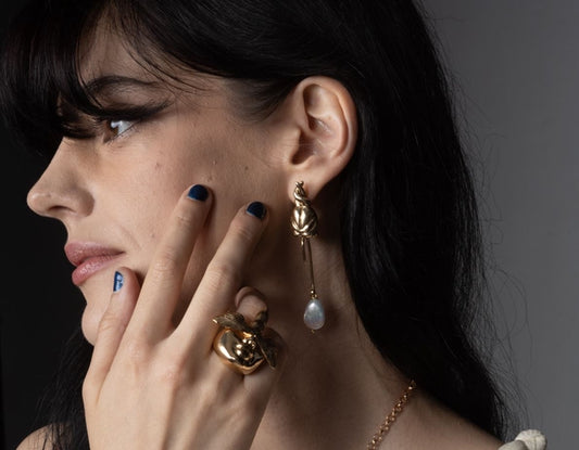 "Gossip" pendant in gold-plated brass