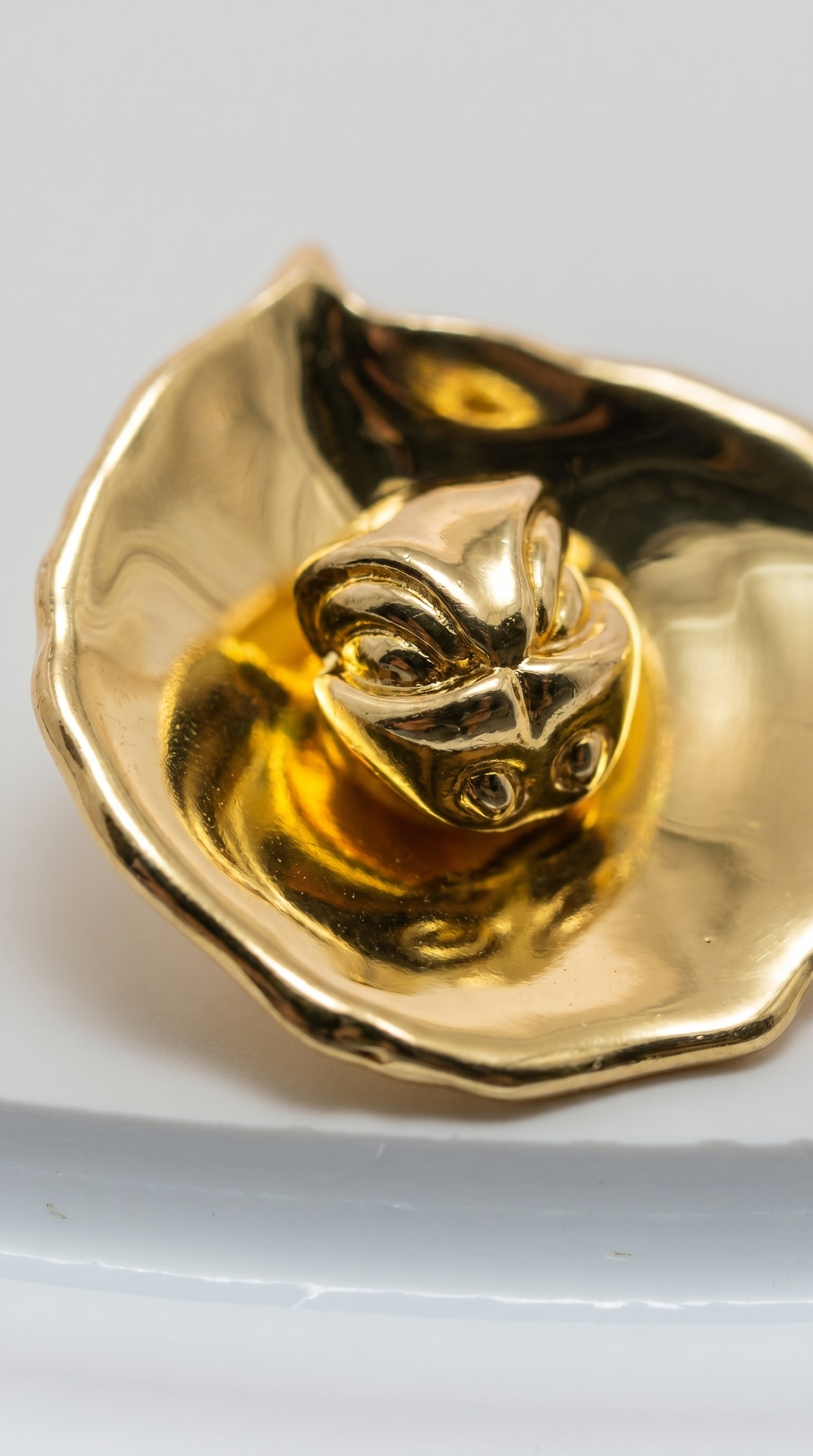 Orecchino "bellezza mendace" in ottone