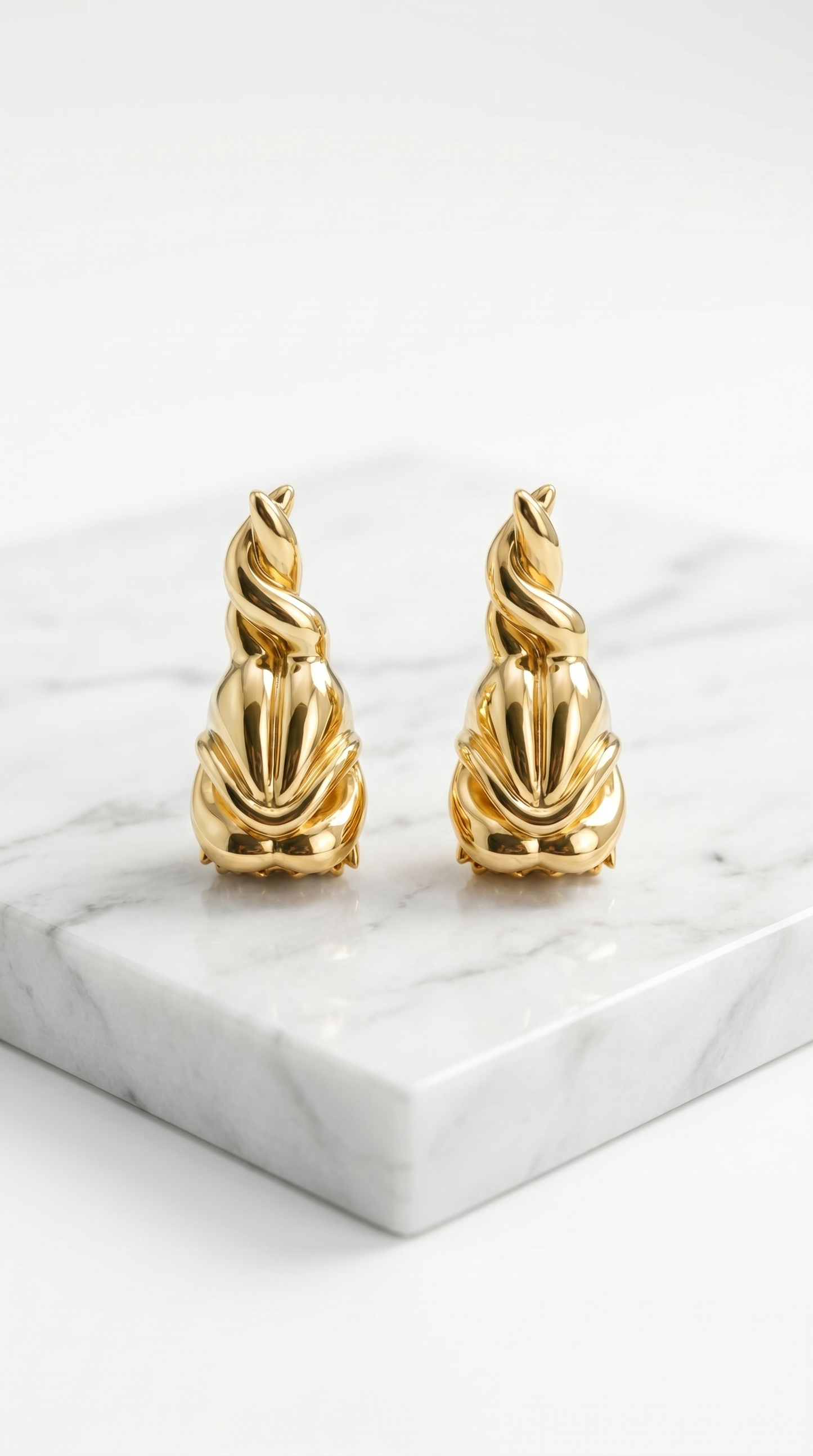 "Gossip" pendant in gold-plated brass